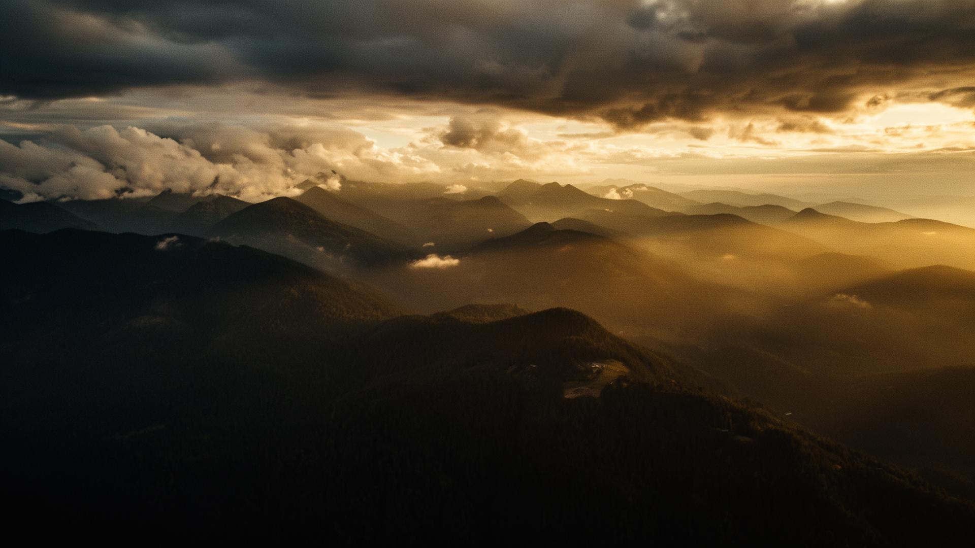 Vista aérea cinematográfica de montañas